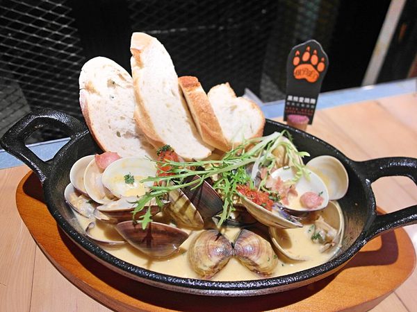 黑熊愛跳舞 Moon beer loves dancing:❤️美食❤️【台北。大安】黑熊愛跳舞 Moon bear loves dancing ★牛肚牛肉起司漢堡/金門高粱香腸牛肉起司漢堡/新奇創意漢堡/愛評體驗團