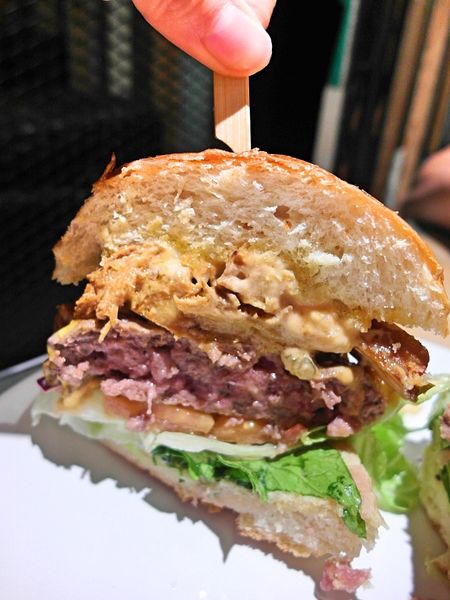 黑熊愛跳舞 Moon beer loves dancing:❤️美食❤️【台北。大安】黑熊愛跳舞 Moon bear loves dancing ★牛肚牛肉起司漢堡/金門高粱香腸牛肉起司漢堡/新奇創意漢堡/愛評體驗團