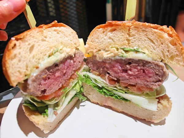 黑熊愛跳舞 Moon beer loves dancing:❤️美食❤️【台北。大安】黑熊愛跳舞 Moon bear loves dancing ★牛肚牛肉起司漢堡/金門高粱香腸牛肉起司漢堡/新奇創意漢堡/愛評體驗團