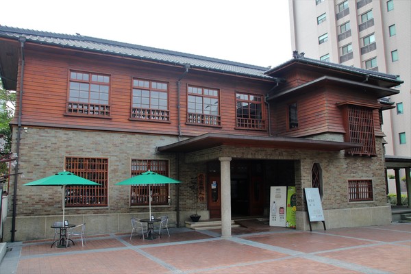 愛國婦人會館：【台南中西區景點】愛國婦人會館~以日式的木造房做為背景 文創商品趣味充滿在地藝文特色