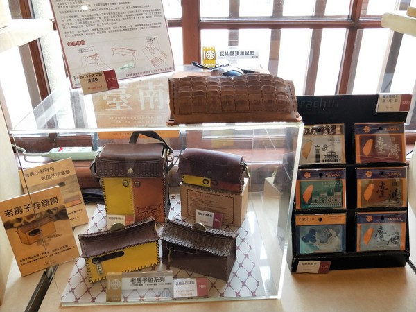 愛國婦人會館：【台南中西區景點】愛國婦人會館~以日式的木造房做為背景 文創商品趣味充滿在地藝文特色