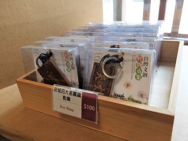 愛國婦人會館：【台南中西區景點】愛國婦人會館~以日式的木造房做為背景 文創商品趣味充滿在地藝文特色