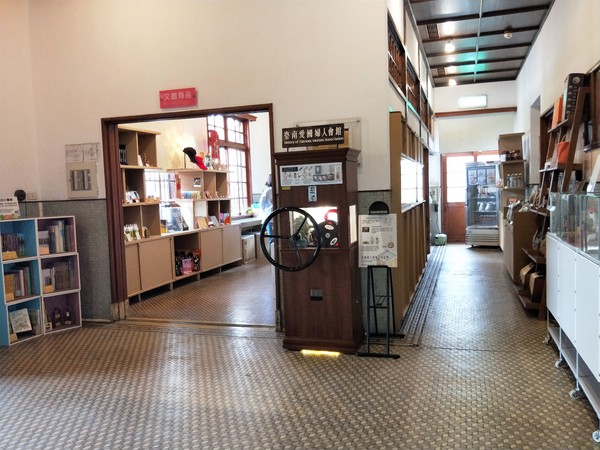 愛國婦人會館：【台南中西區景點】愛國婦人會館~以日式的木造房做為背景 文創商品趣味充滿在地藝文特色