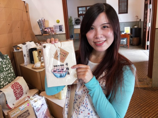 愛國婦人會館：【台南中西區景點】愛國婦人會館~以日式的木造房做為背景 文創商品趣味充滿在地藝文特色