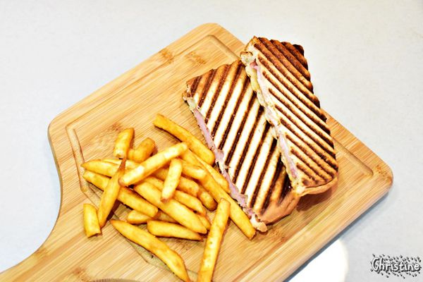 【新北。美食】新莊 / 凱啡小屋，豐盛早午餐，輕食甜點咖啡，街頭上家庭式小屋，新莊高中旁