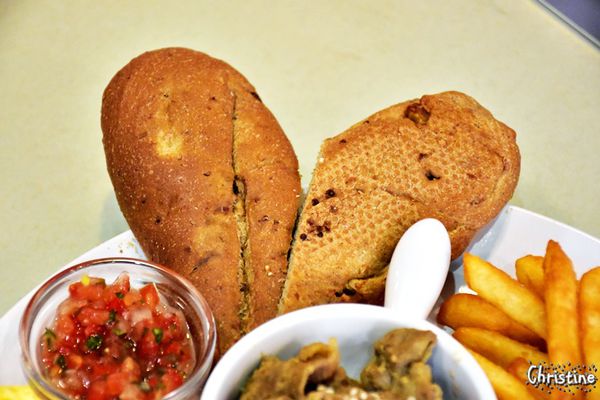 【新北。美食】新莊 / 凱啡小屋，豐盛早午餐，輕食甜點咖啡，街頭上家庭式小屋，新莊高中旁