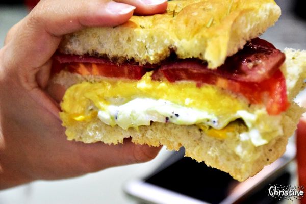 【新北。美食】新莊 / 凱啡小屋，豐盛早午餐，輕食甜點咖啡，街頭上家庭式小屋，新莊高中旁