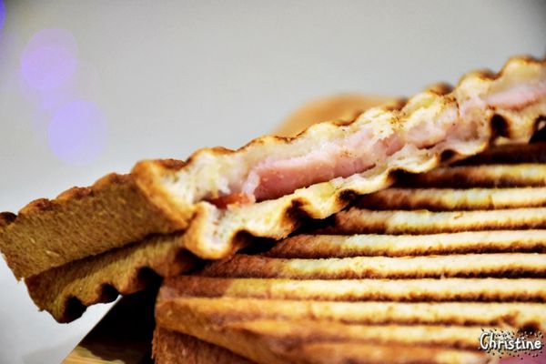 【新北。美食】新莊 / 凱啡小屋，豐盛早午餐，輕食甜點咖啡，街頭上家庭式小屋，新莊高中旁