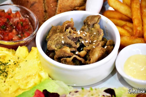 【新北。美食】新莊 / 凱啡小屋，豐盛早午餐，輕食甜點咖啡，街頭上家庭式小屋，新莊高中旁