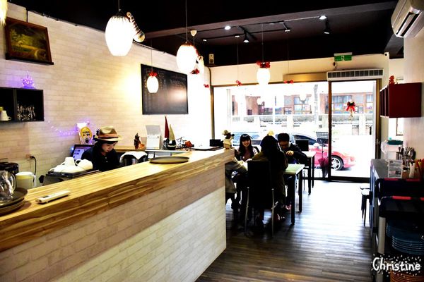 【新北。美食】新莊 / 凱啡小屋，豐盛早午餐，輕食甜點咖啡，街頭上家庭式小屋，新莊高中旁