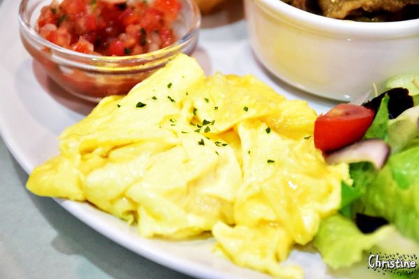 【新北。美食】新莊 / 凱啡小屋，豐盛早午餐，輕食甜點咖啡，街頭上家庭式小屋，新莊高中旁