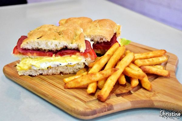 【新北。美食】新莊 / 凱啡小屋，豐盛早午餐，輕食甜點咖啡，街頭上家庭式小屋，新莊高中旁