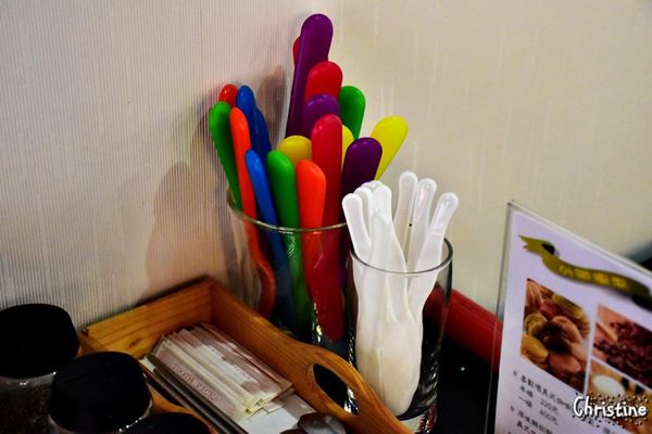 【新北。美食】新莊 / 凱啡小屋，豐盛早午餐，輕食甜點咖啡，街頭上家庭式小屋，新莊高中旁