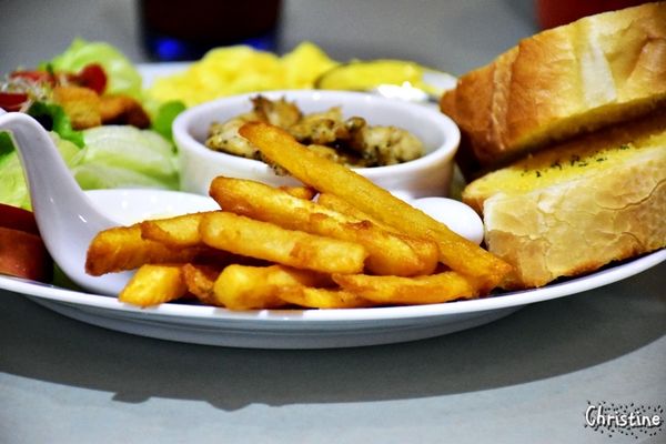 【新北。美食】新莊 / 凱啡小屋，豐盛早午餐，輕食甜點咖啡，街頭上家庭式小屋，新莊高中旁