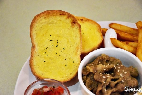 【新北。美食】新莊 / 凱啡小屋，豐盛早午餐，輕食甜點咖啡，街頭上家庭式小屋，新莊高中旁