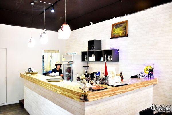 【新北。美食】新莊 / 凱啡小屋，豐盛早午餐，輕食甜點咖啡，街頭上家庭式小屋，新莊高中旁