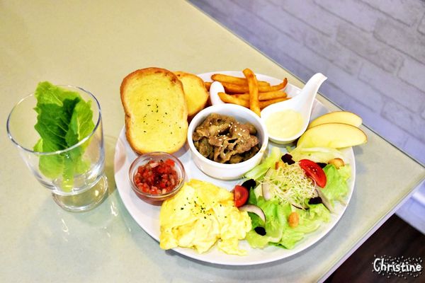 【新北。美食】新莊 / 凱啡小屋，豐盛早午餐，輕食甜點咖啡，街頭上家庭式小屋，新莊高中旁