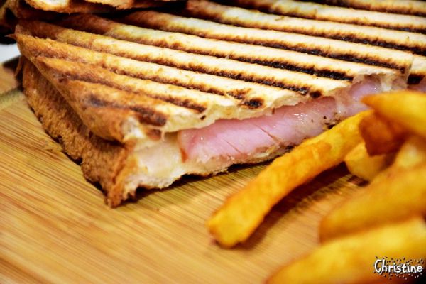 【新北。美食】新莊 / 凱啡小屋，豐盛早午餐，輕食甜點咖啡，街頭上家庭式小屋，新莊高中旁