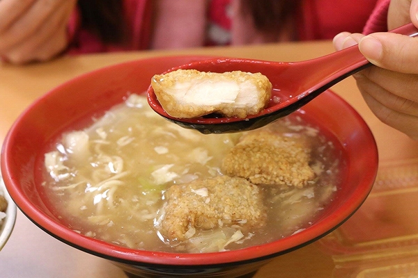 吳•土魠魚羹：【桃園食記】桃園吳土魠魚(八德高城店)~炸魚塊肉質鮮甜夠大塊吃的好滿足~顏色炸至漂亮的金黃色澤，外皮咬起來酥酥脆脆，裡面的肉質鮮嫩多汁