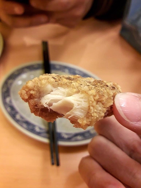 吳•土魠魚羹：【桃園食記】桃園吳土魠魚(八德高城店)~炸魚塊肉質鮮甜夠大塊吃的好滿足~顏色炸至漂亮的金黃色澤，外皮咬起來酥酥脆脆，裡面的肉質鮮嫩多汁