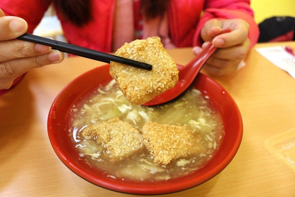 吳•土魠魚羹：【桃園食記】桃園吳土魠魚(八德高城店)~炸魚塊肉質鮮甜夠大塊吃的好滿足~顏色炸至漂亮的金黃色澤，外皮咬起來酥酥脆脆，裡面的肉質鮮嫩多汁