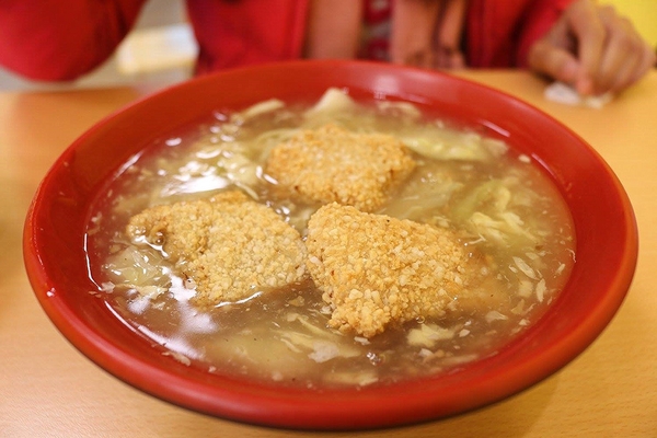 吳•土魠魚羹：【桃園食記】桃園吳土魠魚(八德高城店)~炸魚塊肉質鮮甜夠大塊吃的好滿足~顏色炸至漂亮的金黃色澤，外皮咬起來酥酥脆脆，裡面的肉質鮮嫩多汁