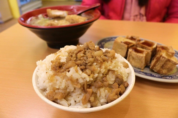 吳•土魠魚羹：【桃園食記】桃園吳土魠魚(八德高城店)~炸魚塊肉質鮮甜夠大塊吃的好滿足~顏色炸至漂亮的金黃色澤，外皮咬起來酥酥脆脆，裡面的肉質鮮嫩多汁