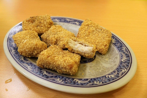 吳•土魠魚羹：【桃園食記】桃園吳土魠魚(八德高城店)~炸魚塊肉質鮮甜夠大塊吃的好滿足~顏色炸至漂亮的金黃色澤，外皮咬起來酥酥脆脆，裡面的肉質鮮嫩多汁