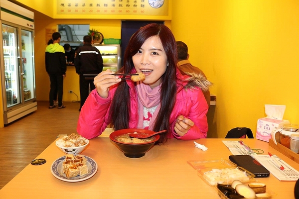 吳•土魠魚羹：【桃園食記】桃園吳土魠魚(八德高城店)~炸魚塊肉質鮮甜夠大塊吃的好滿足~顏色炸至漂亮的金黃色澤，外皮咬起來酥酥脆脆，裡面的肉質鮮嫩多汁