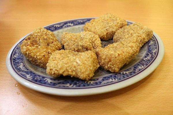 吳•土魠魚羹：【桃園食記】桃園吳土魠魚(八德高城店)~炸魚塊肉質鮮甜夠大塊吃的好滿足~顏色炸至漂亮的金黃色澤，外皮咬起來酥酥脆脆，裡面的肉質鮮嫩多汁