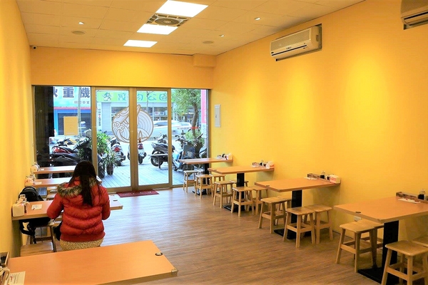 吳•土魠魚羹：【桃園食記】桃園吳土魠魚(八德高城店)~炸魚塊肉質鮮甜夠大塊吃的好滿足~顏色炸至漂亮的金黃色澤，外皮咬起來酥酥脆脆，裡面的肉質鮮嫩多汁