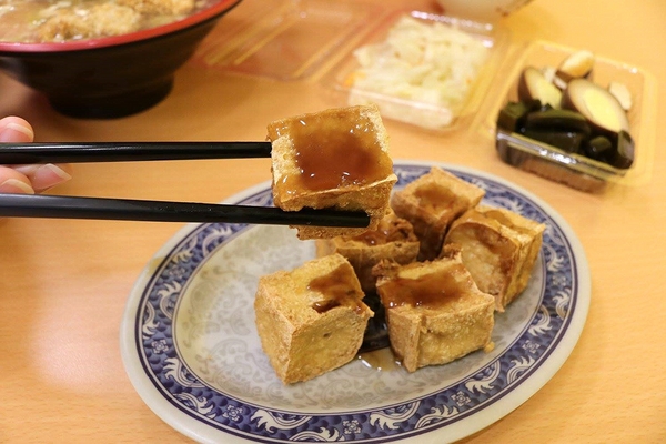 吳•土魠魚羹：【桃園食記】桃園吳土魠魚(八德高城店)~炸魚塊肉質鮮甜夠大塊吃的好滿足~顏色炸至漂亮的金黃色澤，外皮咬起來酥酥脆脆，裡面的肉質鮮嫩多汁