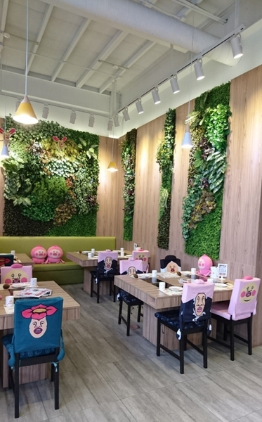 醜比頭森林鍋物：台中西屯~醜比頭森林鍋物主題餐廳~屁桃君醜的可愛又療癒~樹洞特色包廂也太好拍了吧~