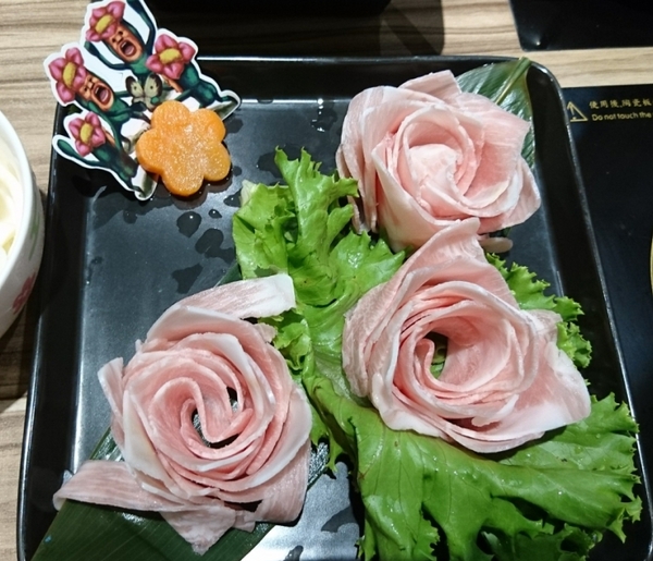 醜比頭森林鍋物：台中西屯~醜比頭森林鍋物主題餐廳~屁桃君醜的可愛又療癒~樹洞特色包廂也太好拍了吧~