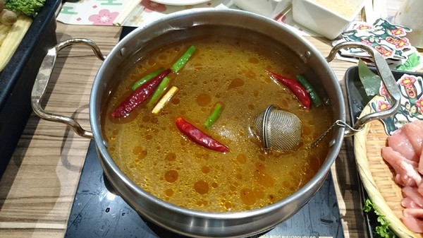 醜比頭森林鍋物：台中西屯~醜比頭森林鍋物主題餐廳~屁桃君醜的可愛又療癒~樹洞特色包廂也太好拍了吧~