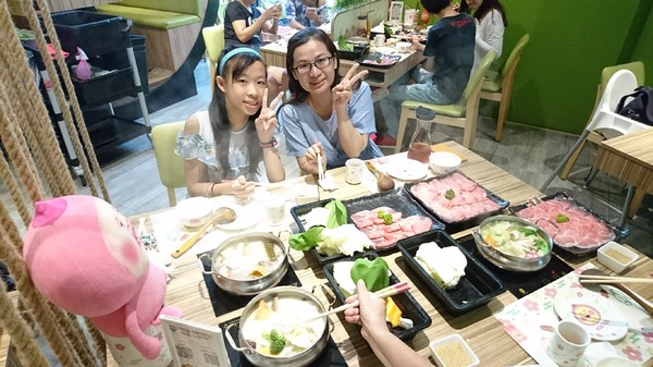 醜比頭森林鍋物：台中西屯~醜比頭森林鍋物主題餐廳~屁桃君醜的可愛又療癒~樹洞特色包廂也太好拍了吧~