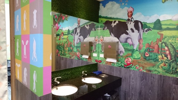 醜比頭森林鍋物：台中西屯~醜比頭森林鍋物主題餐廳~屁桃君醜的可愛又療癒~樹洞特色包廂也太好拍了吧~