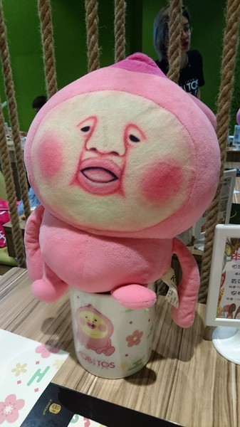 醜比頭森林鍋物：台中西屯~醜比頭森林鍋物主題餐廳~屁桃君醜的可愛又療癒~樹洞特色包廂也太好拍了吧~