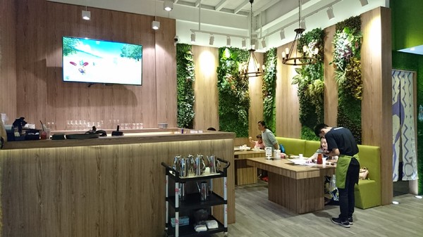 醜比頭森林鍋物：台中西屯~醜比頭森林鍋物主題餐廳~屁桃君醜的可愛又療癒~樹洞特色包廂也太好拍了吧~