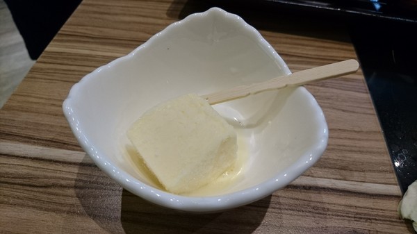 醜比頭森林鍋物：台中西屯~醜比頭森林鍋物主題餐廳~屁桃君醜的可愛又療癒~樹洞特色包廂也太好拍了吧~