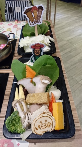 醜比頭森林鍋物：台中西屯~醜比頭森林鍋物主題餐廳~屁桃君醜的可愛又療癒~樹洞特色包廂也太好拍了吧~