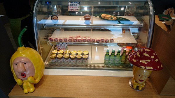 醜比頭森林鍋物：台中西屯~醜比頭森林鍋物主題餐廳~屁桃君醜的可愛又療癒~樹洞特色包廂也太好拍了吧~