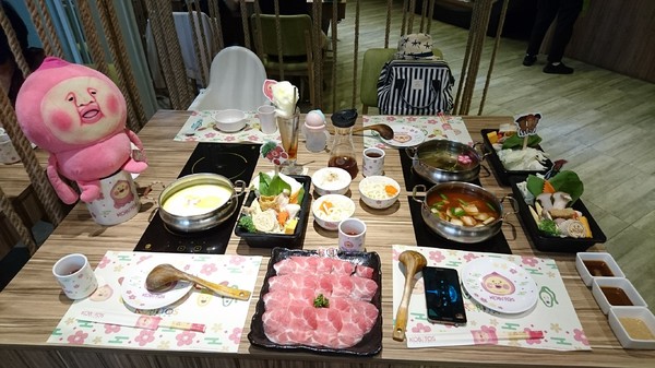 醜比頭森林鍋物：台中西屯~醜比頭森林鍋物主題餐廳~屁桃君醜的可愛又療癒~樹洞特色包廂也太好拍了吧~