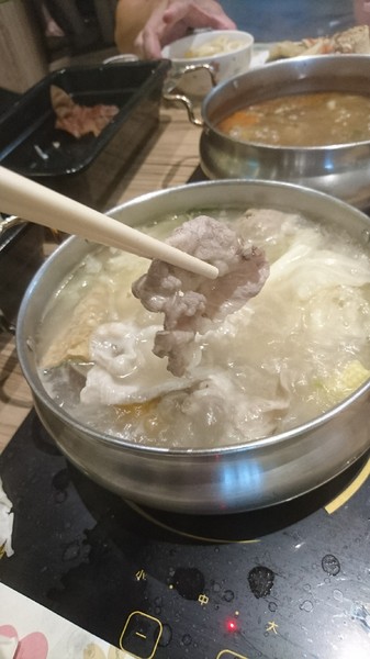 醜比頭森林鍋物：台中西屯~醜比頭森林鍋物主題餐廳~屁桃君醜的可愛又療癒~樹洞特色包廂也太好拍了吧~