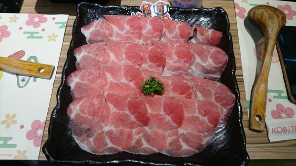 醜比頭森林鍋物：台中西屯~醜比頭森林鍋物主題餐廳~屁桃君醜的可愛又療癒~樹洞特色包廂也太好拍了吧~