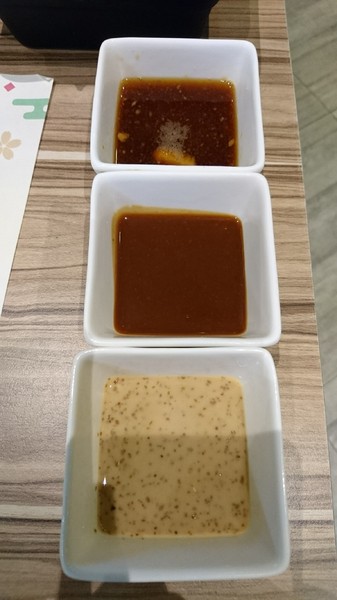 醜比頭森林鍋物：台中西屯~醜比頭森林鍋物主題餐廳~屁桃君醜的可愛又療癒~樹洞特色包廂也太好拍了吧~