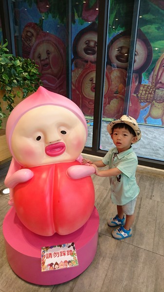 醜比頭森林鍋物：台中西屯~醜比頭森林鍋物主題餐廳~屁桃君醜的可愛又療癒~樹洞特色包廂也太好拍了吧~