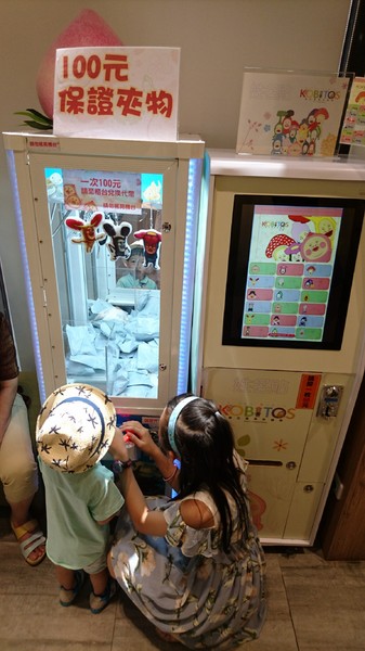 醜比頭森林鍋物：台中西屯~醜比頭森林鍋物主題餐廳~屁桃君醜的可愛又療癒~樹洞特色包廂也太好拍了吧~