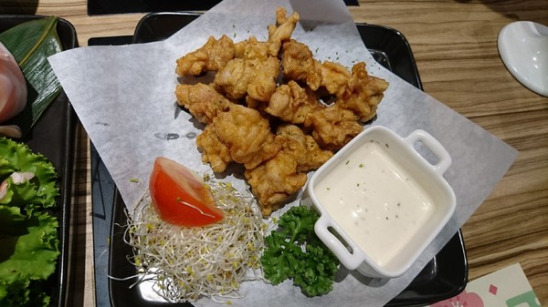 醜比頭森林鍋物：台中西屯~醜比頭森林鍋物主題餐廳~屁桃君醜的可愛又療癒~樹洞特色包廂也太好拍了吧~