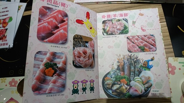 醜比頭森林鍋物：台中西屯~醜比頭森林鍋物主題餐廳~屁桃君醜的可愛又療癒~樹洞特色包廂也太好拍了吧~